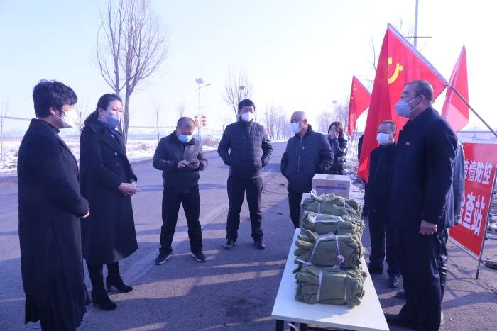 慰问善岱镇防疫一线工作人员发放300只口罩、300双防护手套